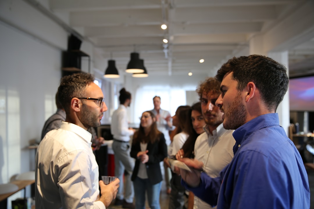 Los Meetups de Networking Están Rotos. El Matchmaking Curado Los Repara